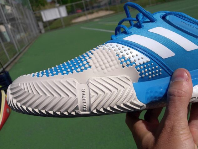 Zesílená podrážka a ochrana palce tenisové obuvi adidas SoleCourt Boost Clay