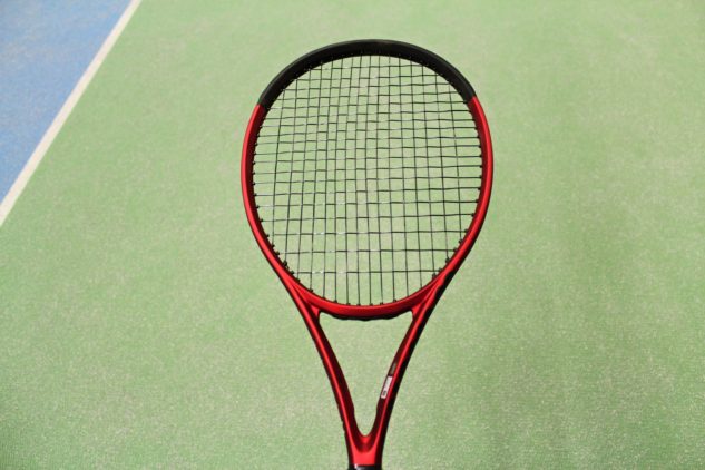 Unikátní výřez krčku ve tvaru stíhačky se stará o mimořádnou pružnost a zároveň stabilitu rakety pro všechny styly tenisu od moderního vertikálního švihu až po starší horizontální švih.