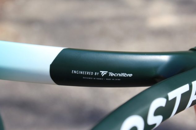 Na výrobě tenisových raket Lacoste se podílí další francouzská firma Tecnifibre.