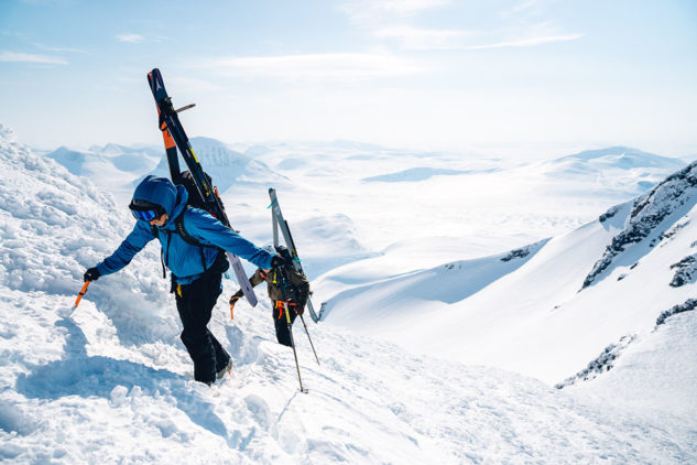 Při skialpu si někdy musíte hodit lyže na záda a vyšlápnout kopec.